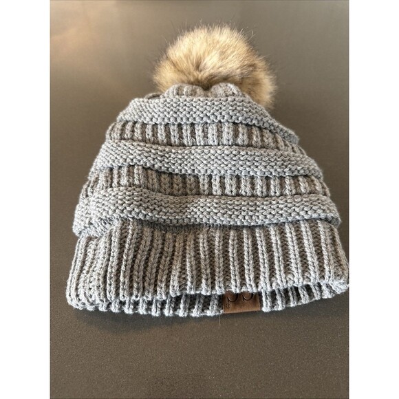C.C Exclusive Womens Gray Knit Beanie Faux Fur Pom Warm & Soft - Picture 2 of 3